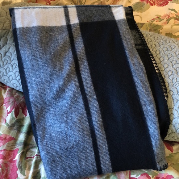 WOOLRICH Size OSFA Poncho Wrap - Blanket wrap PLAID Gray & Black $118 NEW - Picture 13 of 16